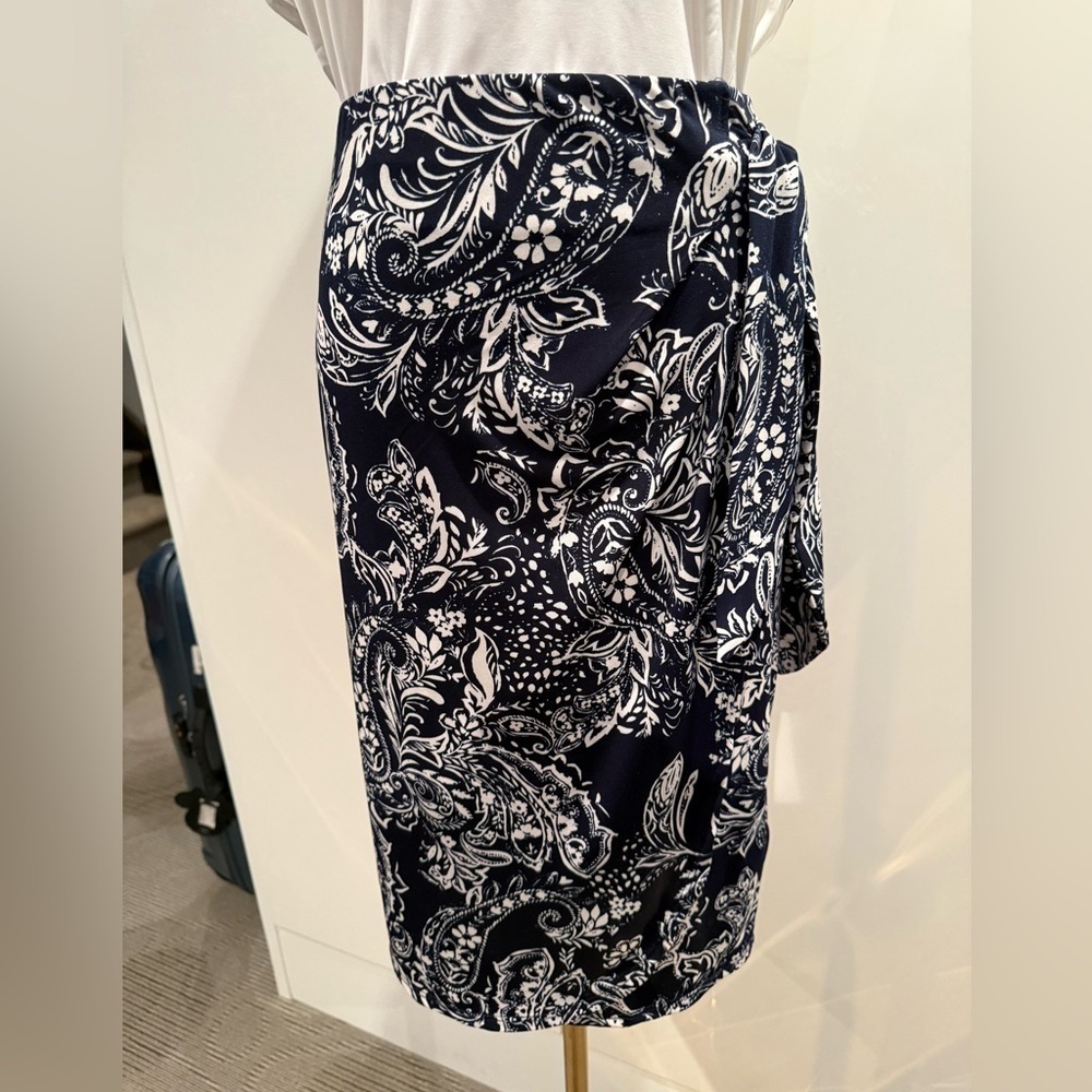 NWT - Laura Petites Paisley faux wrap skirt. Elastic waist in Size L.